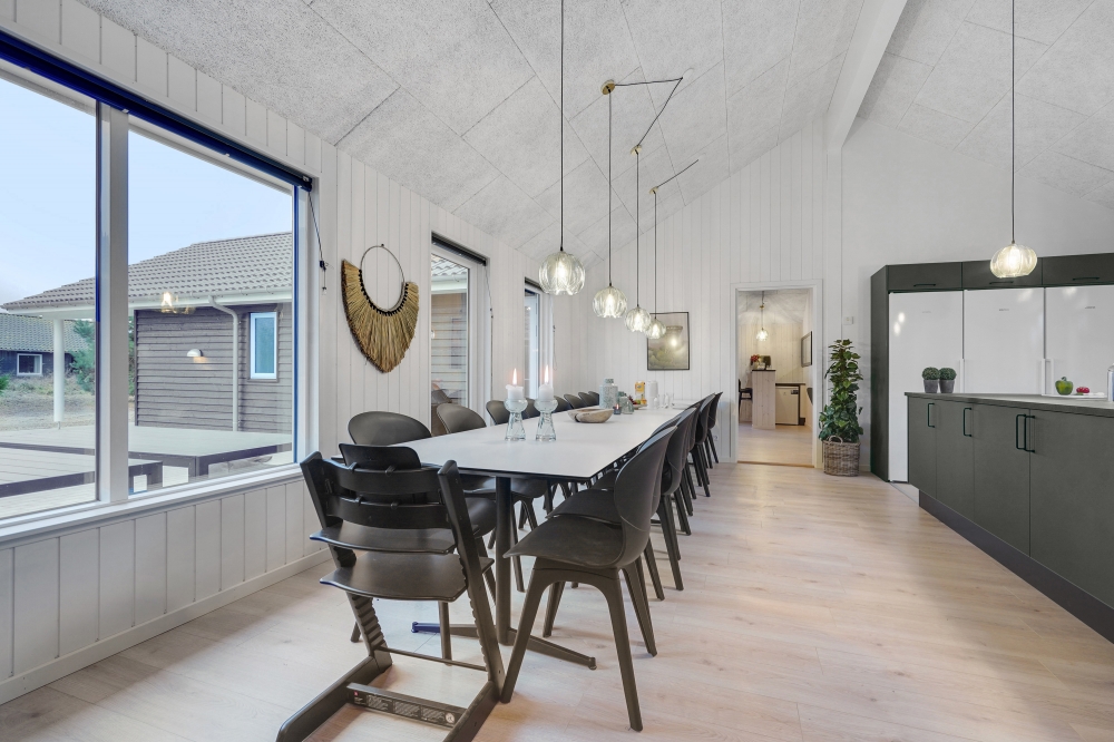 Vardagsrummet i lyxstuga nr. 532 har plats för 20 personer.