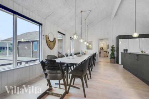 Vardagsrummet i lyxstuga nr. 532 har plats för 20 personer.