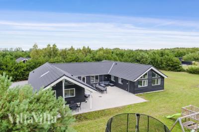 Den praktfulla poolstugan nr 532 med plats för 20 personer ligger i Lolland/Falster/Møn