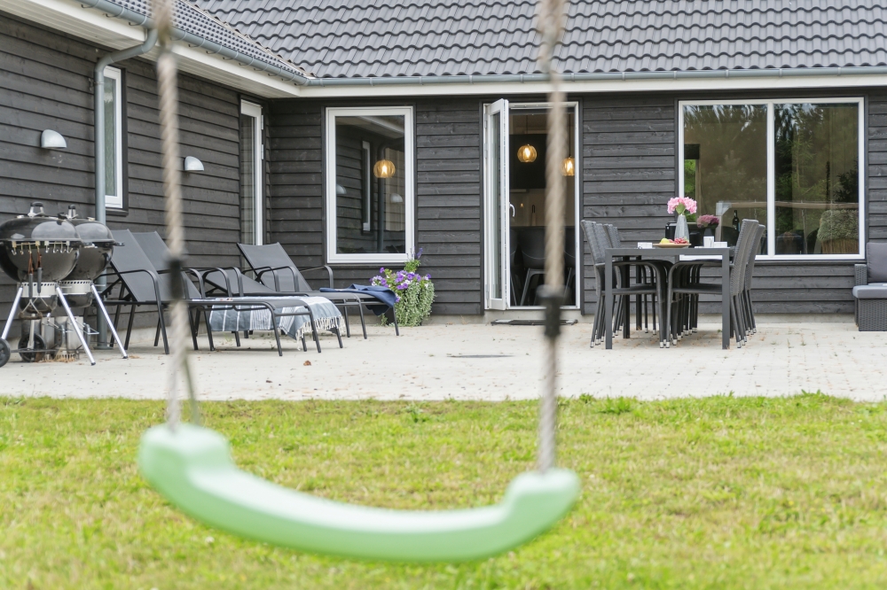 På terrassen i sommarhus nr 532 finns det plats för upp till 20 gäster.