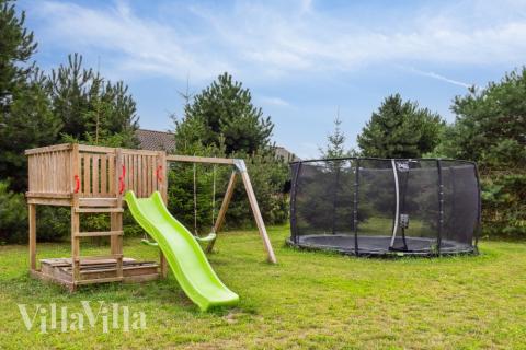 Till den trevliga sommarstugan nr 532 i Lolland/Falster/Møn erbjuds en mängd utomhusaktiviteter, t.ex. lektorn och gungor