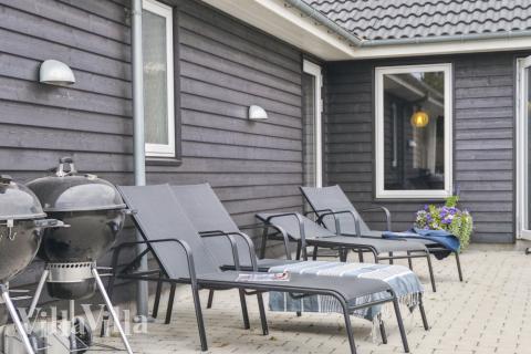 Njut av en grillkväll på terrassen i lyxstuga nr 532 i Lolland/Falster/Møn