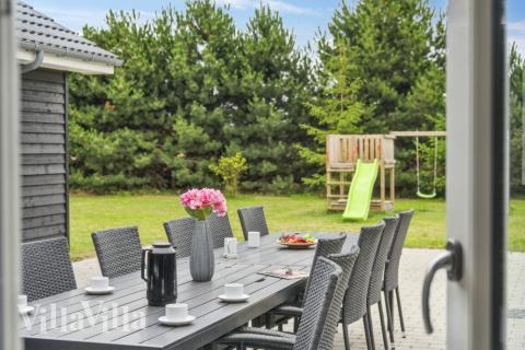 Lyxstuga nr 532 har en härlig terrass med sköna trädgårdsmöbler för 20 personer.