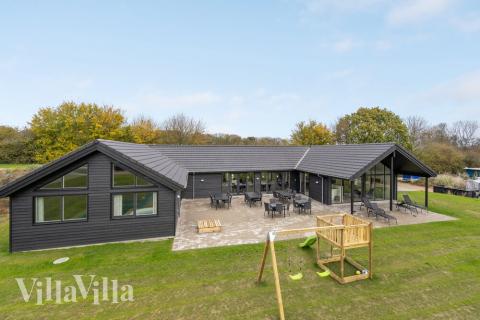 Den tjusiga sommarstugan nr 530 med gott om plats för upp till 26 personer