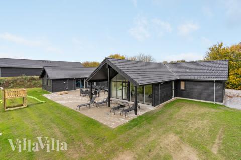 Den praktfulla poolstugan nr 530 med plats för 26 personer ligger i Sydjylland