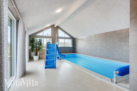 Den härliga poolen i lyxstuga nr 530 för 26 personer