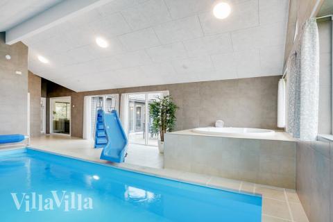 Sommarstuga 530 är inredd med en smakfull poolavdelning som har vattenrutschbana, ett stort inbyggt spapad och bastu