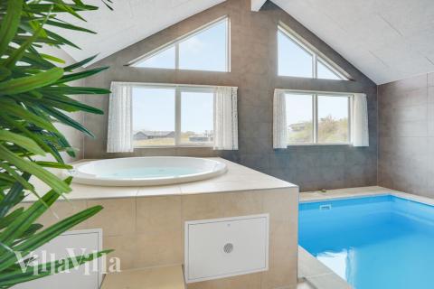 Njut av spabadets värme i lyxstuga nr 530 i Sydjylland