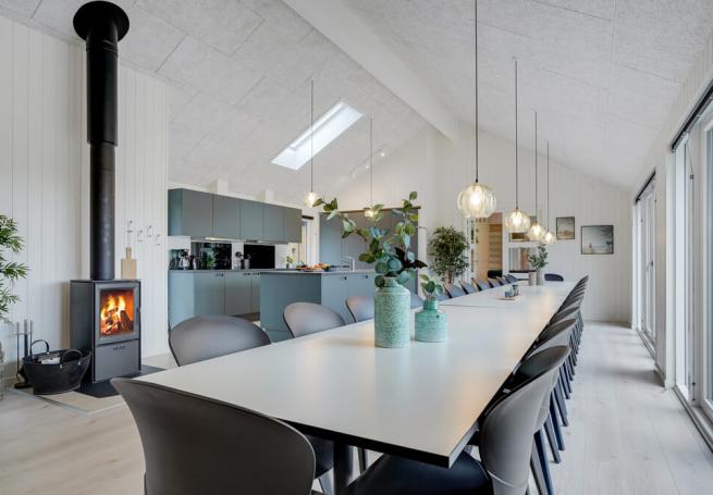 Det stora ljusa vardagsrummet i lyxstuga nr 530 för 26.