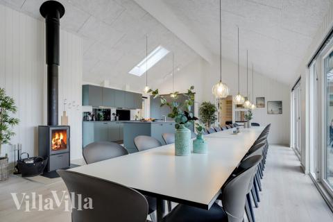 Det stora ljusa vardagsrummet i lyxstuga nr 530 för 26.