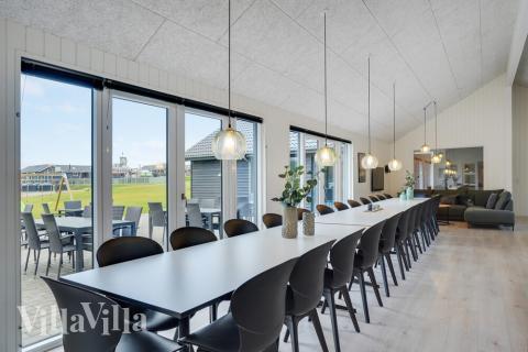 Vardagsrummet i lyxstuga nr. 530 har plats för 26 personer.