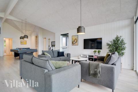 I soffhörnan i lyxstuga 530 i Sydjylland kan ni spela brädspel eller titta på film tillsammans.