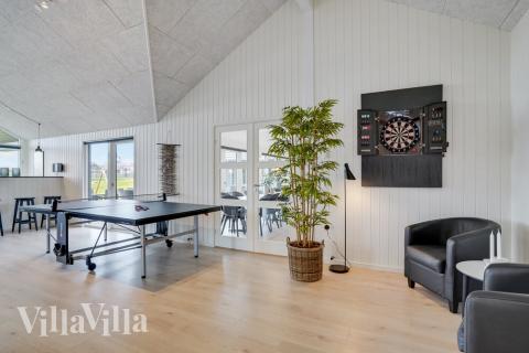 Aktivitetsrum i lyxstuga nr 530 med 10 sovrum och plats för 26 personer.