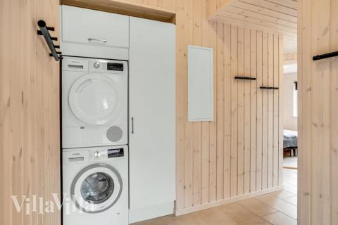 Den rymliga entrén i lyxstuga nr 527 i Nordsjälland