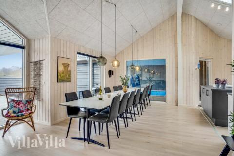 Ni kan sitta 16 personer tillsammans i vardagsrummet när ni besöker lyxhus nr 527 i Nordsjälland.