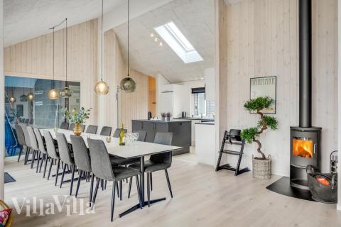 Det stora ljusa vardagsrummet i lyxstuga nr 527 för 16.