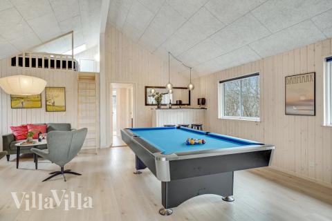 Aktivitetsrum i lyxstuga nr 527 med 6 sovrum och plats för 16 personer.