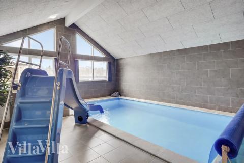 Den härliga poolen i lyxstuga nr 527 för 16 personer