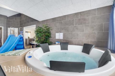 Njut av spabadets värme i lyxstuga nr 527 i Nordsjälland