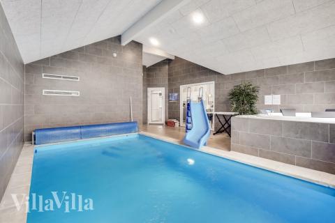 Sommarstuga 527 är inredd med en smakfull poolavdelning som har vattenrutschbana, ett stort inbyggt spapad och bastu