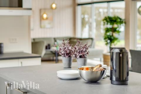 Vardagsrummet i lyxstuga nr. 527 har plats för 16 personer.