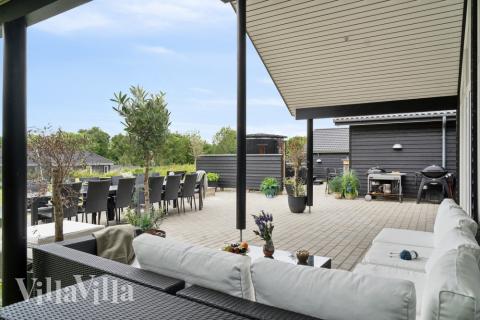 På terrassen i sommarhus nr 527 finns det plats för upp till 16 gäster.