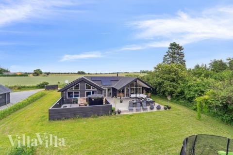 Den praktfulla poolstugan nr 527 med plats för 16 personer ligger i Nordsjälland