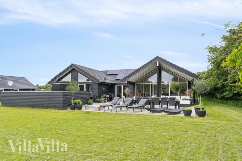 Njut av en grillkväll på terrassen i lyxstuga nr 527 i Nordsjälland