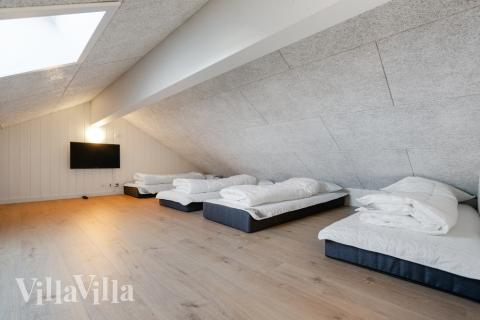 Några av de 14 sovplatserna finns på loftet i lyxstuga nr 533