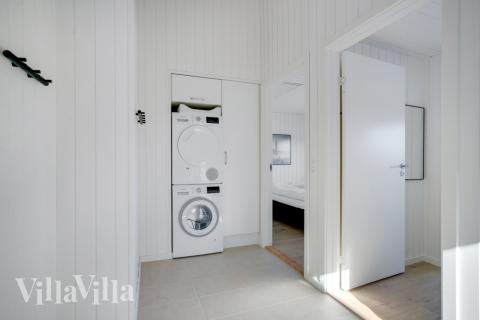 Den rymliga entrén i lyxstuga nr 533 i Vestjylland