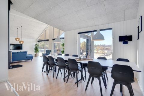 Vardagsrummet i lyxstuga nr. 533 har plats för 14 personer.