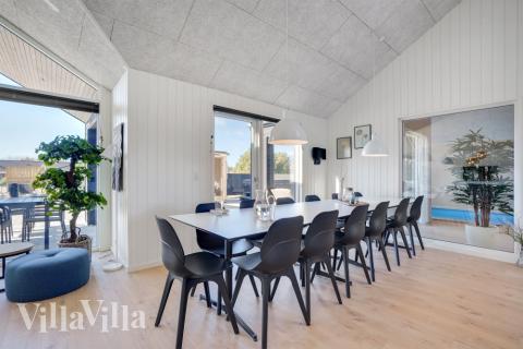 Det stora ljusa vardagsrummet i lyxstuga nr 533 för 14.