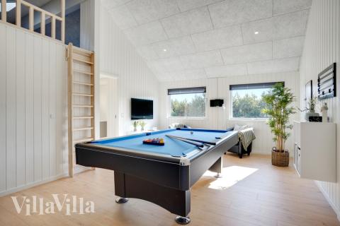 Lyxstuga 533 för 14 personer har ett stort aktivitetsrum med bl.a. biljard och dart