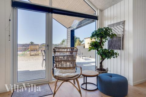 I soffhörnan i lyxstuga 533 i Vestjylland kan ni spela brädspel eller titta på film tillsammans.