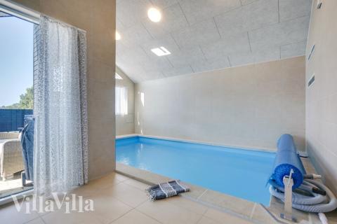 Sommarstuga 533 är inredd med en smakfull poolavdelning som har vattenrutschbana, ett stort inbyggt spapad och bastu