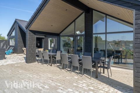 Lyxstuga nr 533 har en härlig terrass med sköna trädgårdsmöbler för 14 personer.