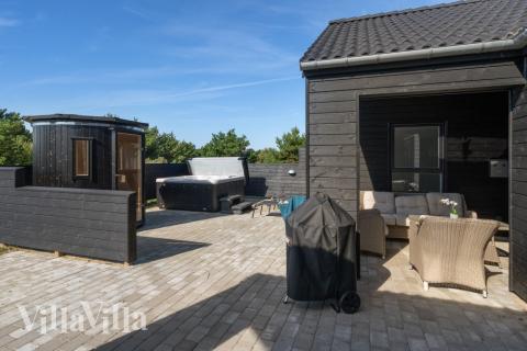 Njut av en grillkväll på terrassen i lyxstuga nr 533 i Vestjylland