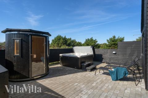 Till den trevliga sommarstugan nr 533 i Vestjylland erbjuds en mängd utomhusaktiviteter, t.ex. lektorn och gungor