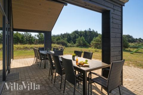 På terrassen i sommarhus nr 533 finns det plats för upp till 14 gäster.