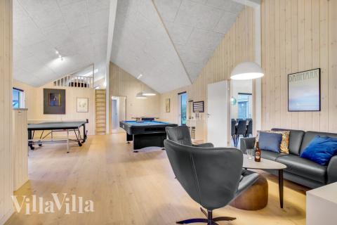 Aktivitetsrum i lyxstuga nr 529 med 8 sovrum och plats för 20 personer.