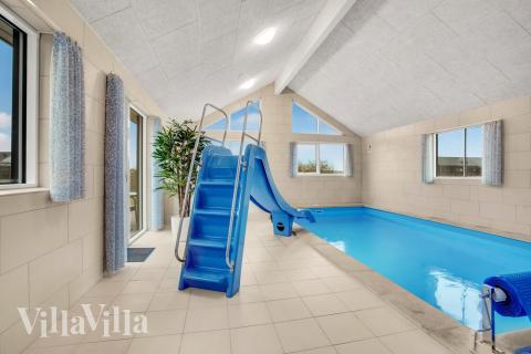 Den härliga poolen i lyxstuga nr 529 för 20 personer