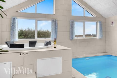 Njut av spabadets värme i lyxstuga nr 529 i Nordjylland