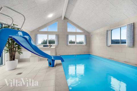 Sommarstuga 529 är inredd med en smakfull poolavdelning som har vattenrutschbana, ett stort inbyggt spapad och bastu