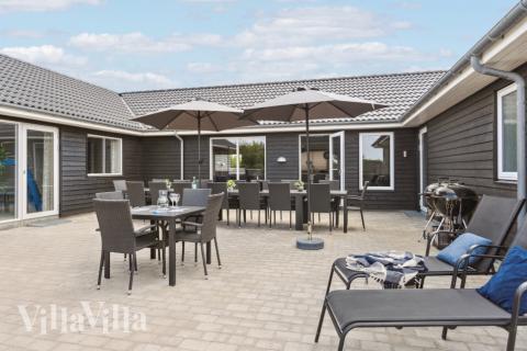 På terrassen i sommarhus nr 529 finns det plats för upp till 20 gäster.