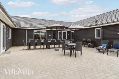 Lyxstuga nr 529 har en härlig terrass med sköna trädgårdsmöbler för 20 personer.