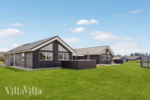 Den praktfulla poolstugan nr 529 med plats för 20 personer ligger i Nordjylland