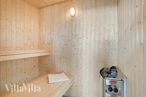 Njut av bastuvärmen i lyxstuga nr 525 för 16 personer