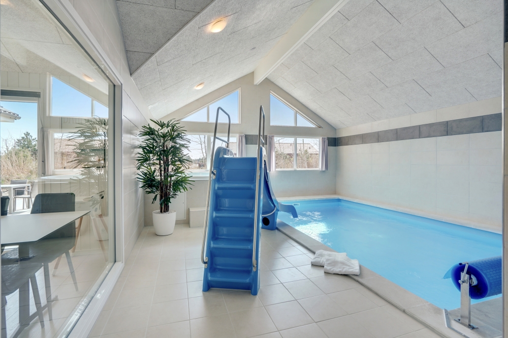 Sommarstuga 525 är inredd med en smakfull poolavdelning som har vattenrutschbana, ett stort inbyggt spapad och bastu