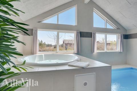 Ta ett dopp i poolen i lyxhus nr 525 i Lolland/Falster/Møn.