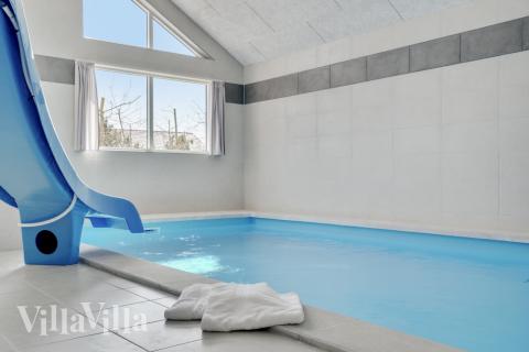 Den härliga poolen i lyxstuga nr 525 för 16 personer